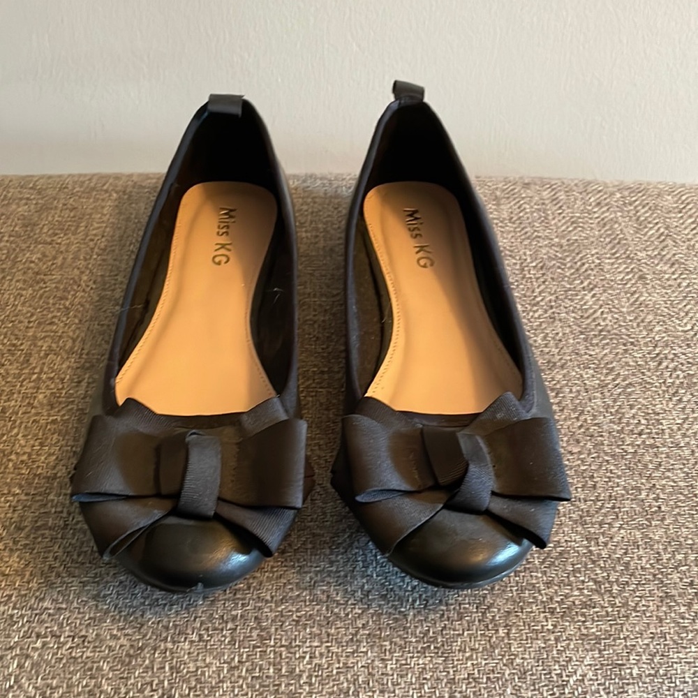 Miss KG bow flats. Colour: Black with black bow. Size UK 41 / US 10.
Never worn.